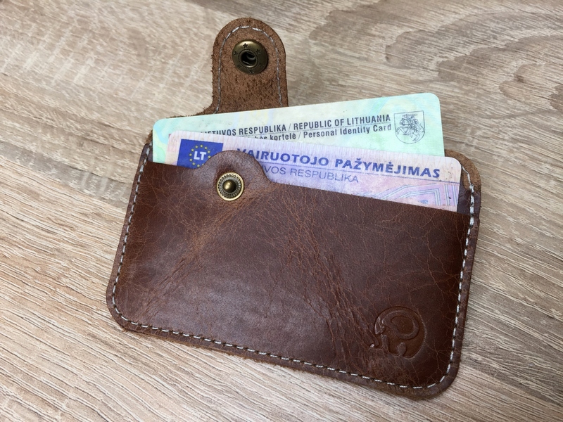 3.99 € piniginė kortelėms ir pinigams susidėti