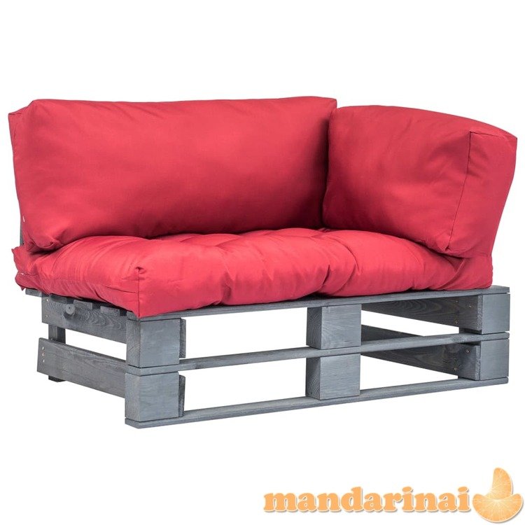 Sodo sofa iš palečių su raudonomis pagalvėlėmis, pušies mediena