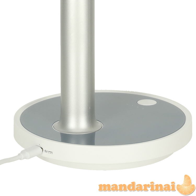 Baltas stovintis ventiliatorius ant kojos