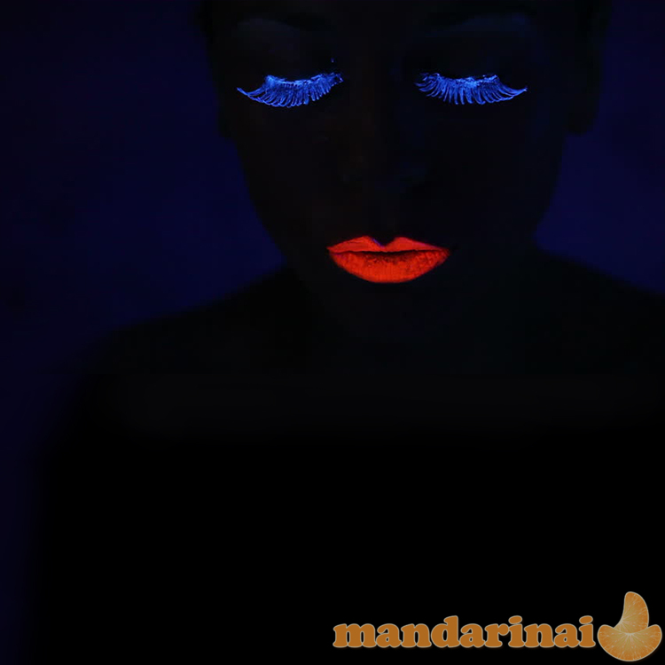 Tamsoje šviečiantys lūpų dažai